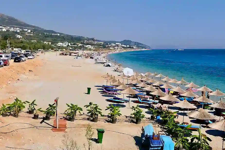 STRANDEN VID HOTELLET