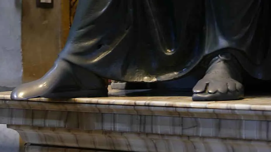 PETRUSSTATY VARS FÖTTER KYSSTS SÅ INTENSIVT ATT DE BLANKNÖTTS