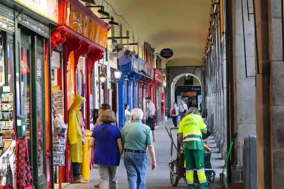 GALLERIER MED AFFÄRER RUNT PLAZA MAYOR