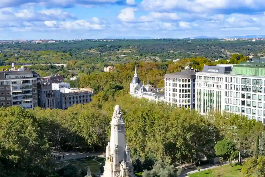 I BAKGRUNDEN: JÄTTEPARKEN CASA DE CAMPO DIT LINBANAN GÅR