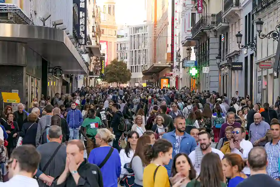 HELGSHOPPARE I STARK TRÄNGSEL