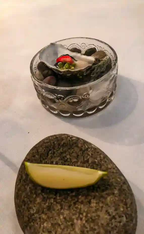 ETT OSTRON MED OVANLIGA TILLBEHÖR OCH GELATINERAD MOJITO I LIMESKAL