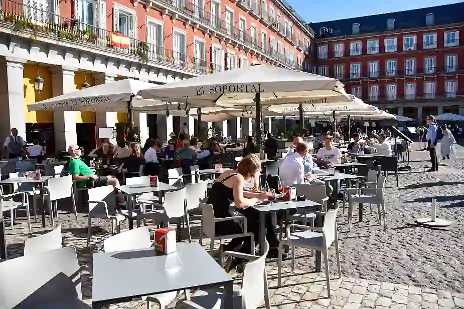 PLAZA MAYOR, ETT BILFRITT TORG MED UTESERVERINGAR. MEN LITE AV TURISTFÄLLA.