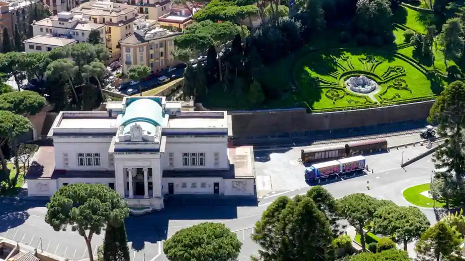 PÅVENS EGEN JÄRNVÄGSSTATION