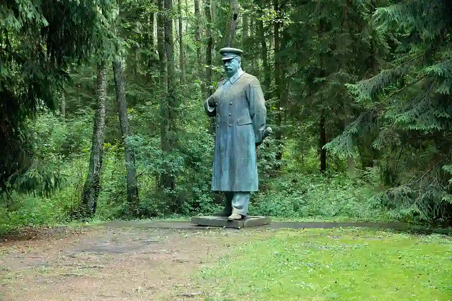 OCH HÄR ÄR JU LILLEFAR SJÄLV, BORTA I SKOGEN