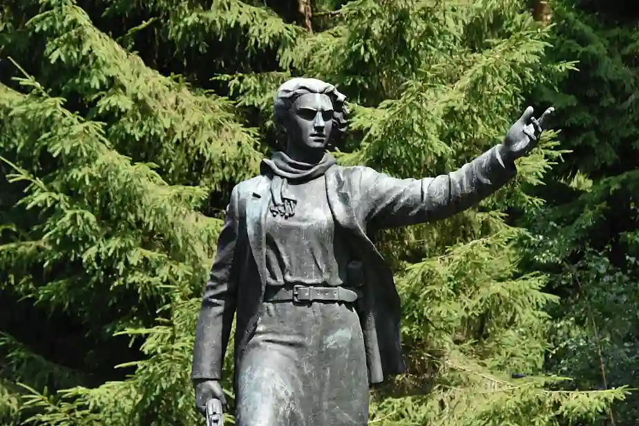 SOVJETHJÄLTE I HJÄLTEMODIG POSE