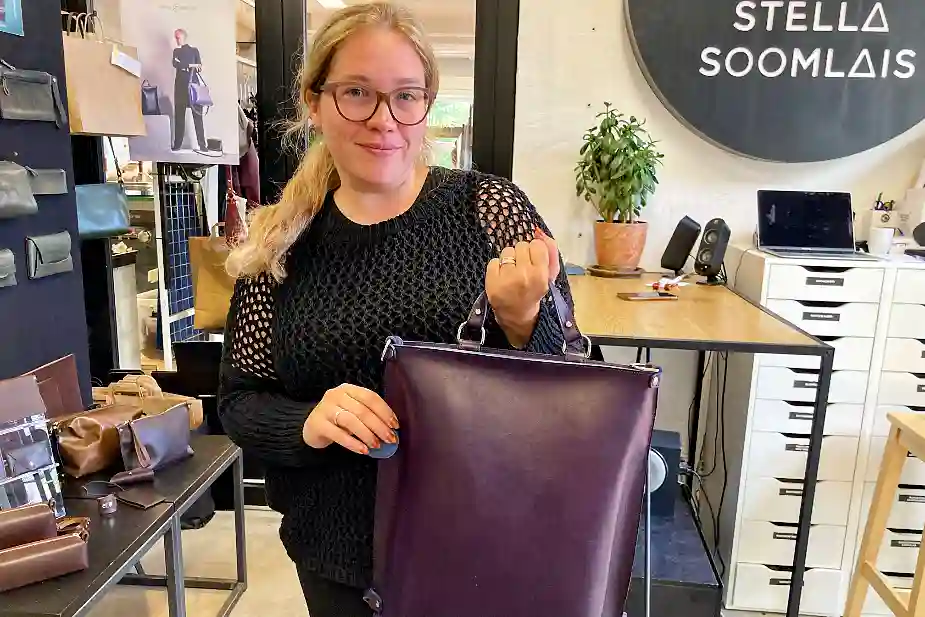 TILL EXEMPEL DETTA, EN DESIGNER SOM ÅTERANVÄNDER GAMLA HANDVÄSKOR FÖR ATT GÖRA NYA MODERNA