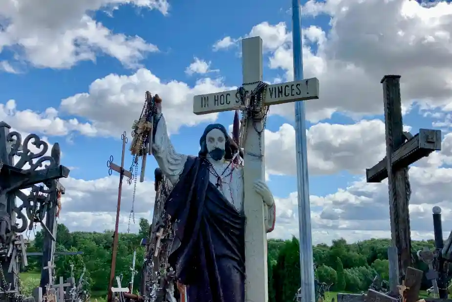 STARK SYMBOLIK, RELIGIOSITET OCH MOTSTÅNDSKAMP