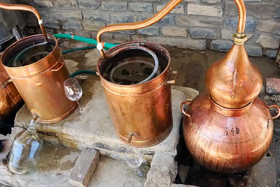 DESTILLATIONSAPPARATEN ANVÄNDS TILL GRAPPA, ELLER "NAPPA" SOM DEN KALLAS HÄR