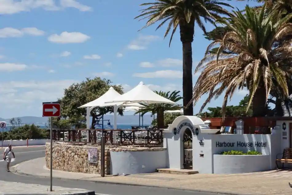 DEN LILLA STAN ÄR FULL AV SMÅ HOTELL, RESTAURANGER OCH BARER