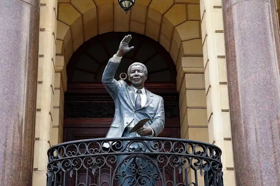 Statue of Nelson Mandela on a balcony. Staty av Nelson Mandela på en balkong.