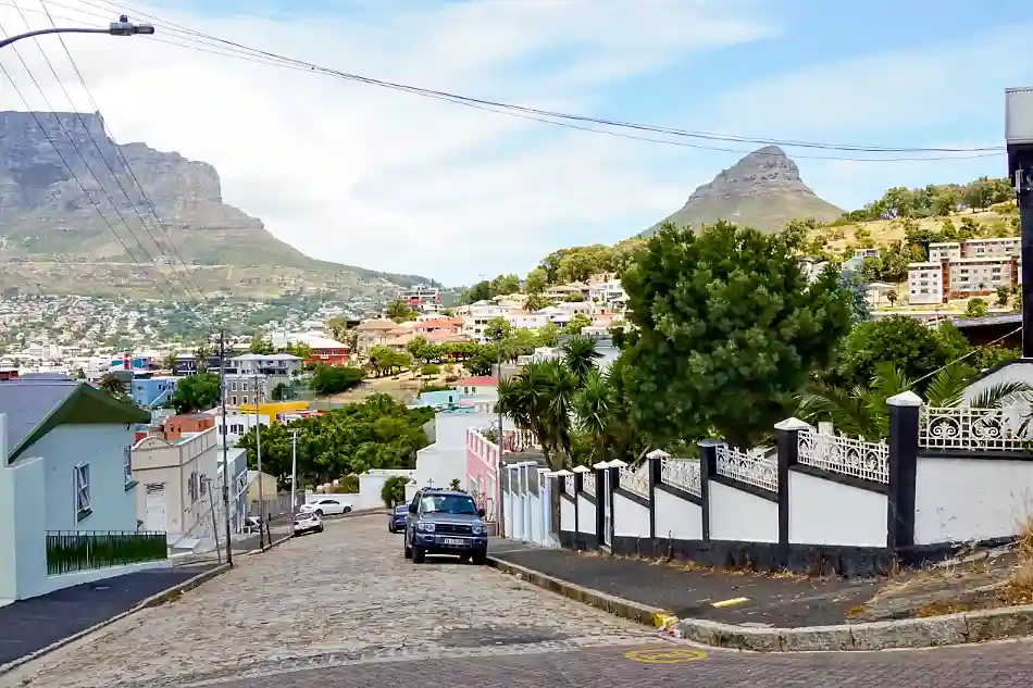 DEN BRANTA DELEN AV BO-KAAP, MED THE LION'S HEAD I BAKGRUNDEN