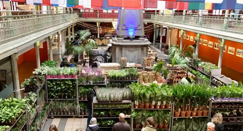 OMBYGGD SALUHALL DÄR MAN BYGGT IN EN GAMMAL TORGBRUNN I HUSET