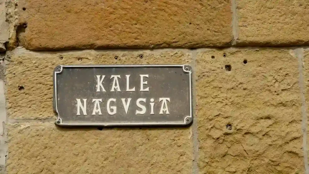 GATUSKYLT I GETARIA MED DE TYPISKA BASKISKA BOKSTÄVERNA