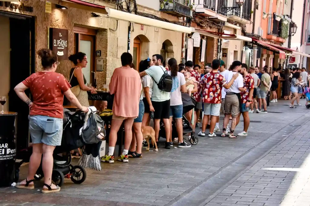 HÄR STÅR MAN HELST I KLUNGOR OCH ÄTER PINTXOS
