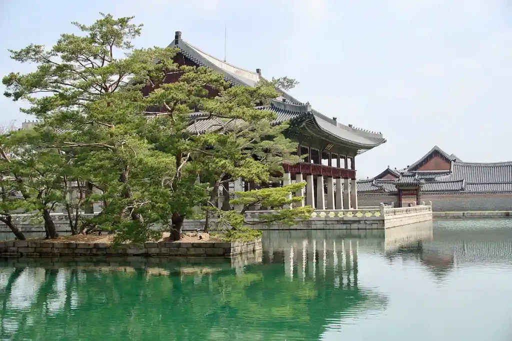 VACKERT TEMPEL I EN DAMM.