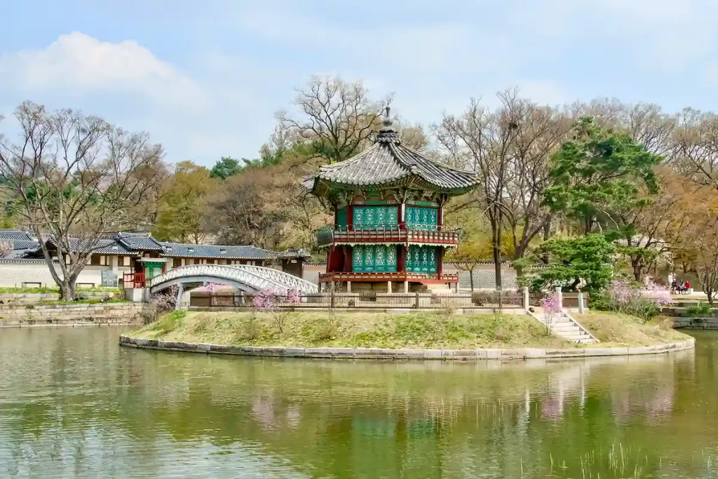 FINT LUSTHUS I EN ANNAN DAMM