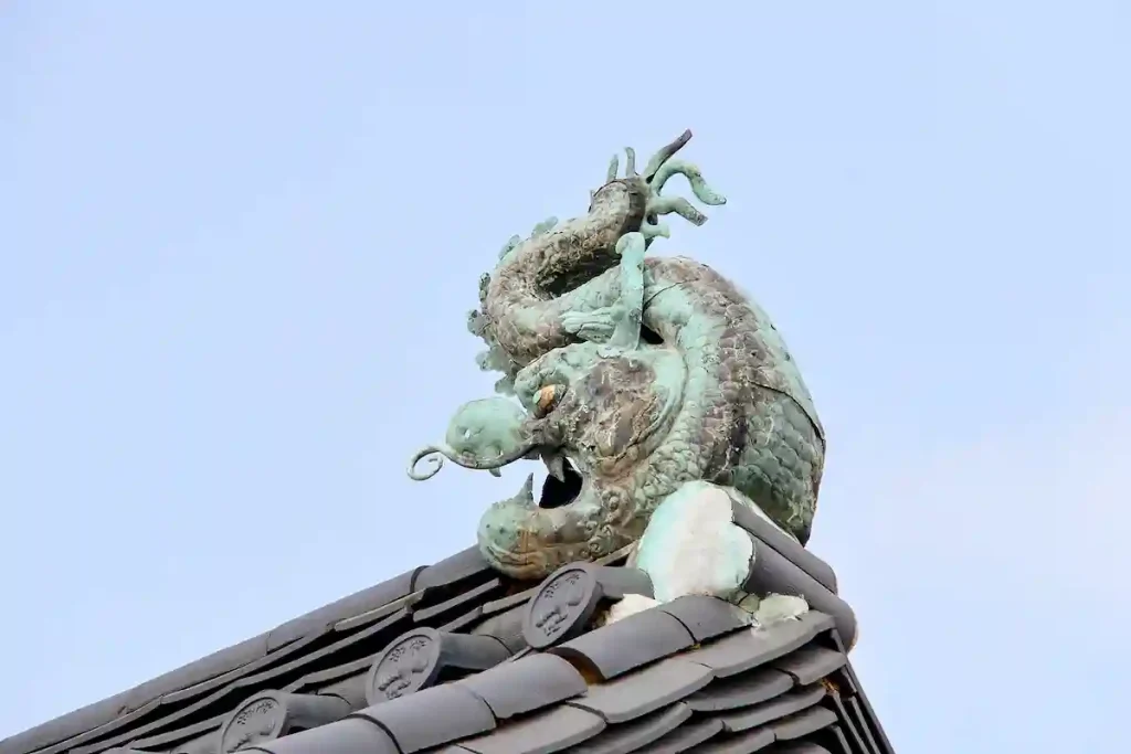 TAKPRYDNAD I FORM AV EN DRAKE