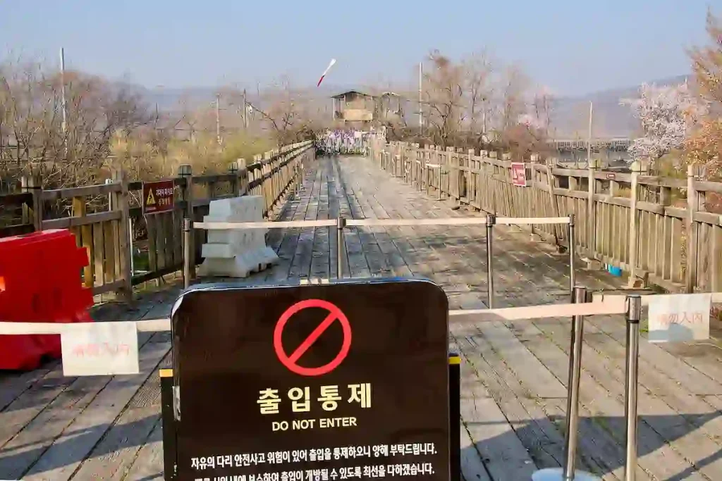 EN DEL AV FREEDOM BRIDGE. 13 000 SOLDATER KOM HEM VIA DENNA BRO EFTER STILLESTÅNDSAVTALET.