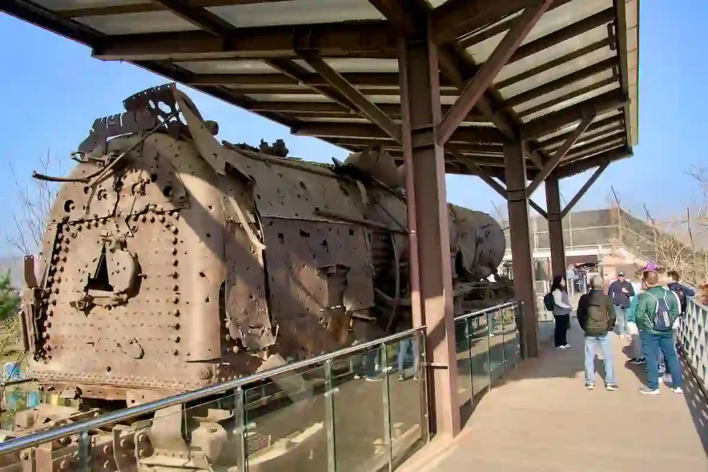 ETT LOK MED KULHÅL STÅR KVAR VID DEN GAMLA JÄRNVÄGSSTATIONEN