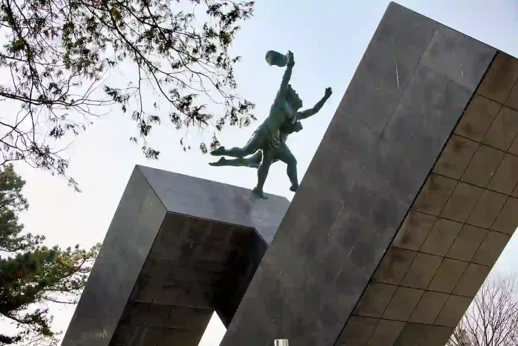 ETT AV MÅNGA MONUMENT SOM HYLLAR TANKEN PÅ ÅTERFÖRENING