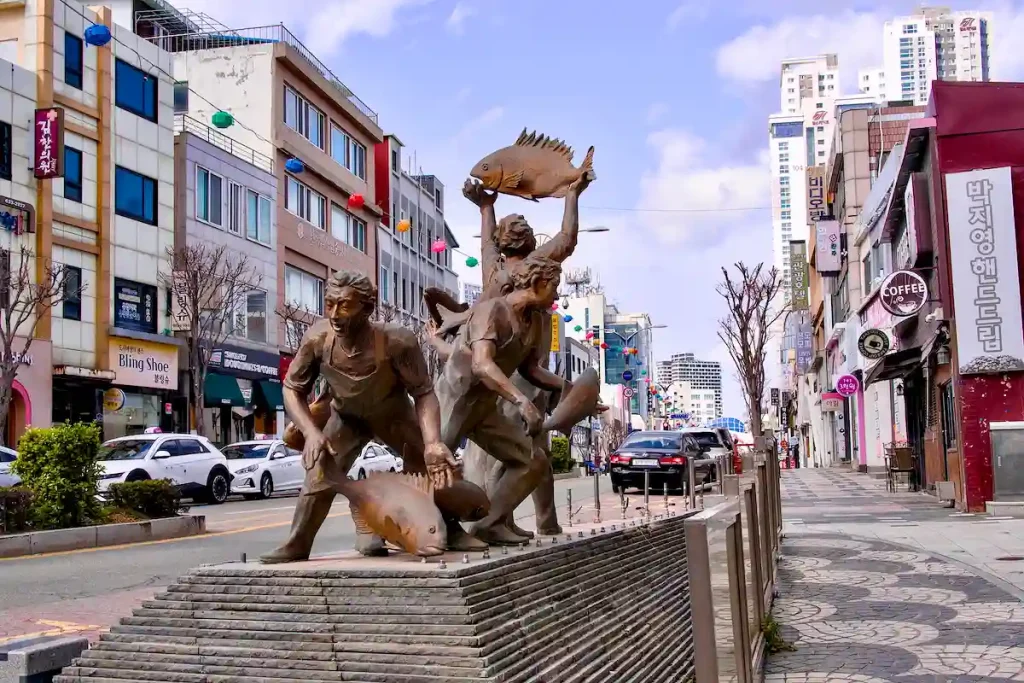 EN HYLLNING TILL FISKET, STATY PÅ STORA GATAN