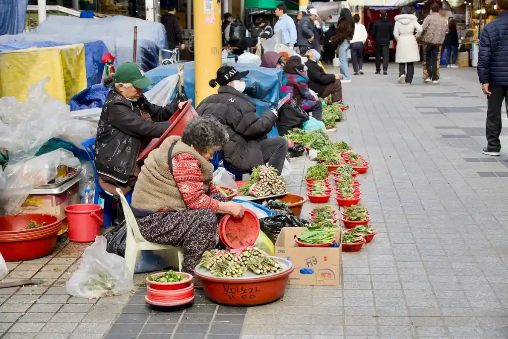 GRÖNSAKSFÖRSÄLJARE UTANFÖR MARKNADEN.