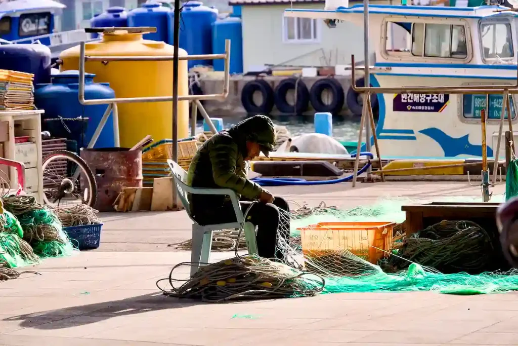 "JAG ÄR EN GAMMAL FISKARGUBBE SOM SITTER OCH LAGAR NÄT"