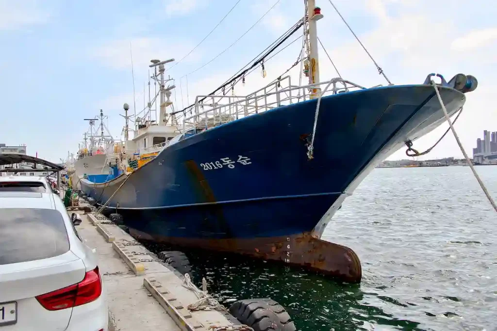 FISKEBÅT MODELL STÖRRE MED LJUSRIGG
