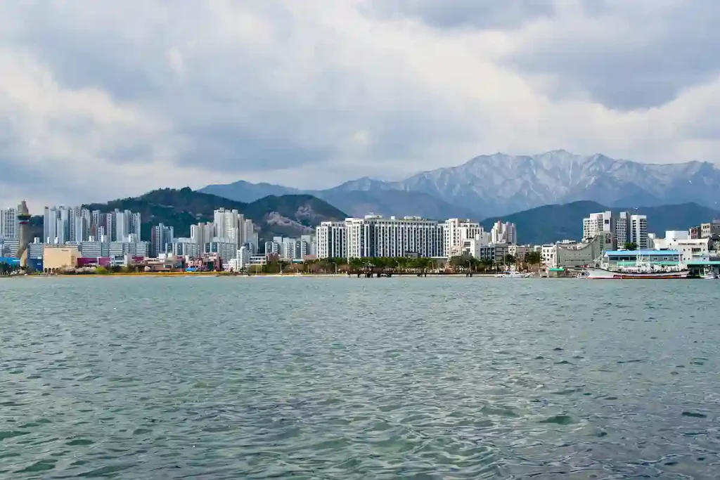 SOKCHO. BERGEN I BAKGRUNDEN ÄR NATIONALPARKEN VI SKULLE HA BESÖKT.