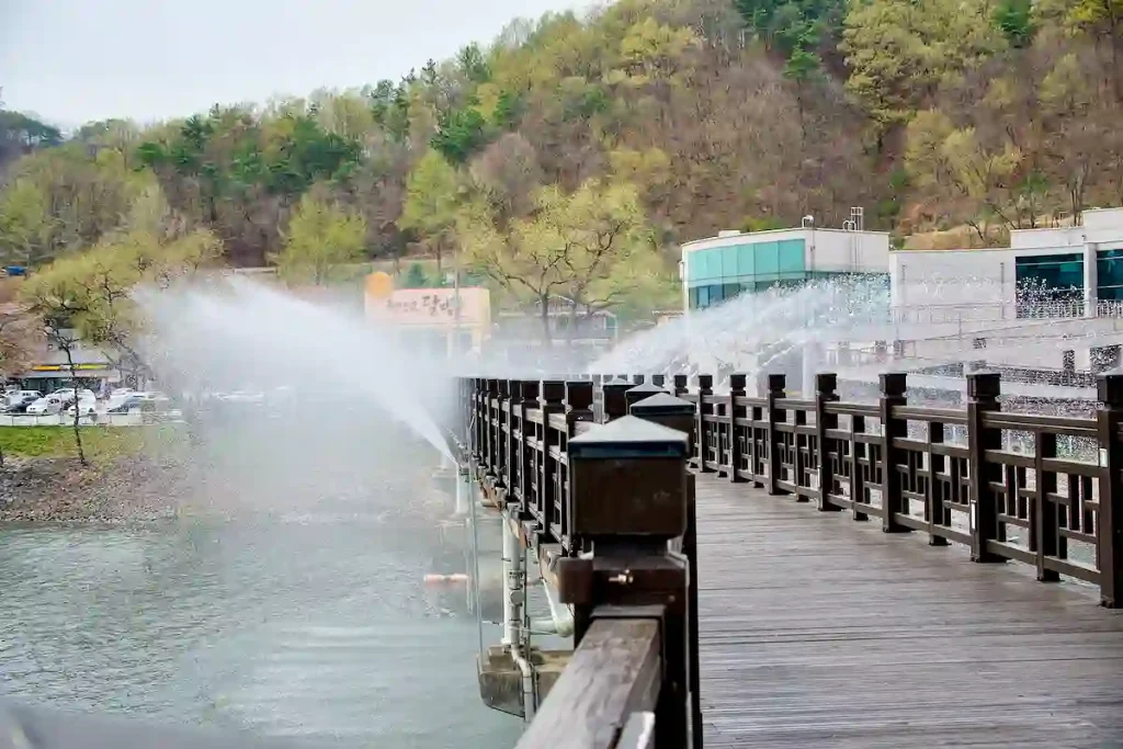 PLÖTSLIGT BÖRJAR VATTEN SPRUTA ÅT ALLA HÅLL