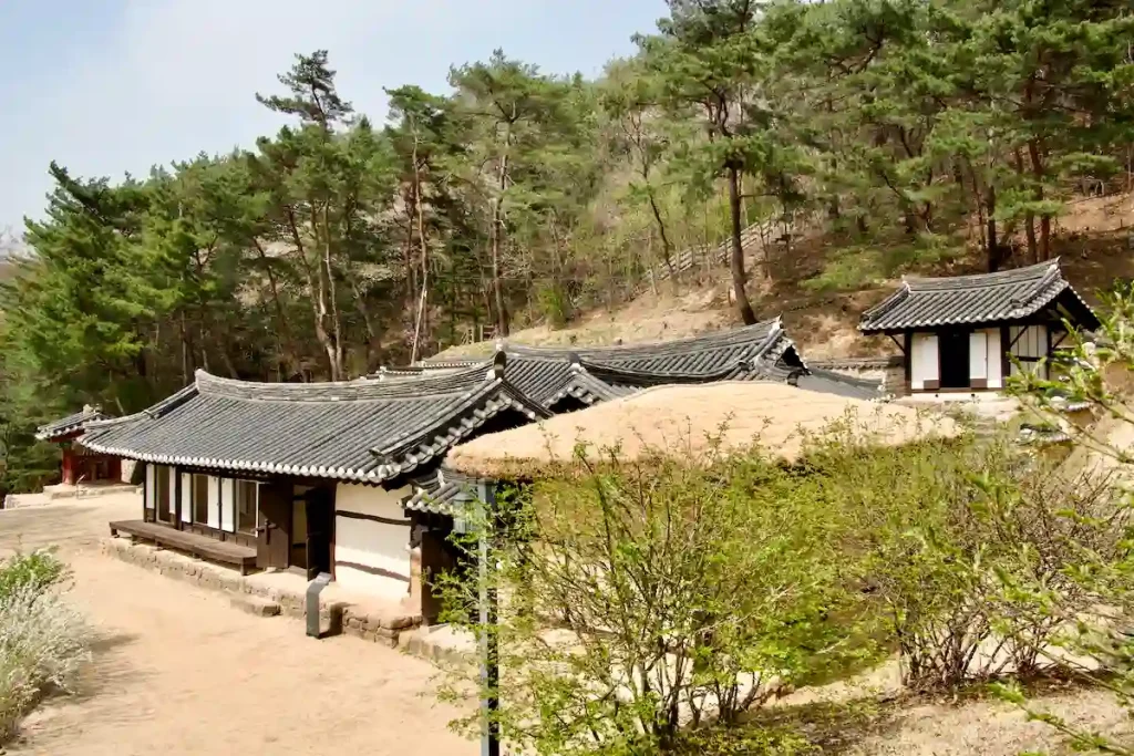 FOLK VILLAGE VID SLUTET AV MÅNSKENSBRON.