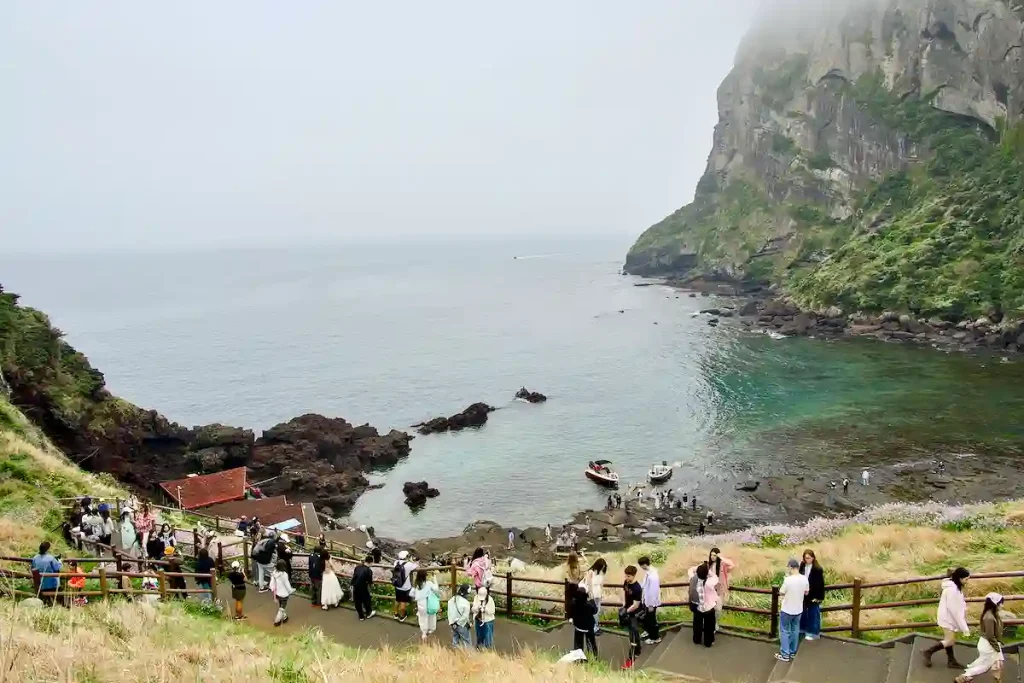 BUKTEN VID SEONGSAN DÄR HAENYEO DYKER.