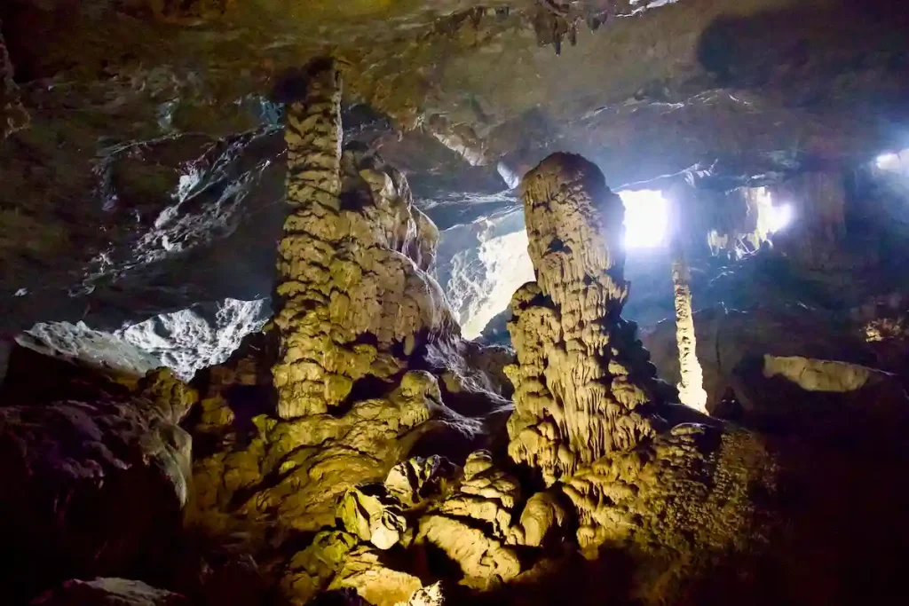 NU GÅR VI IN I DEN STORA KAMMAREN.