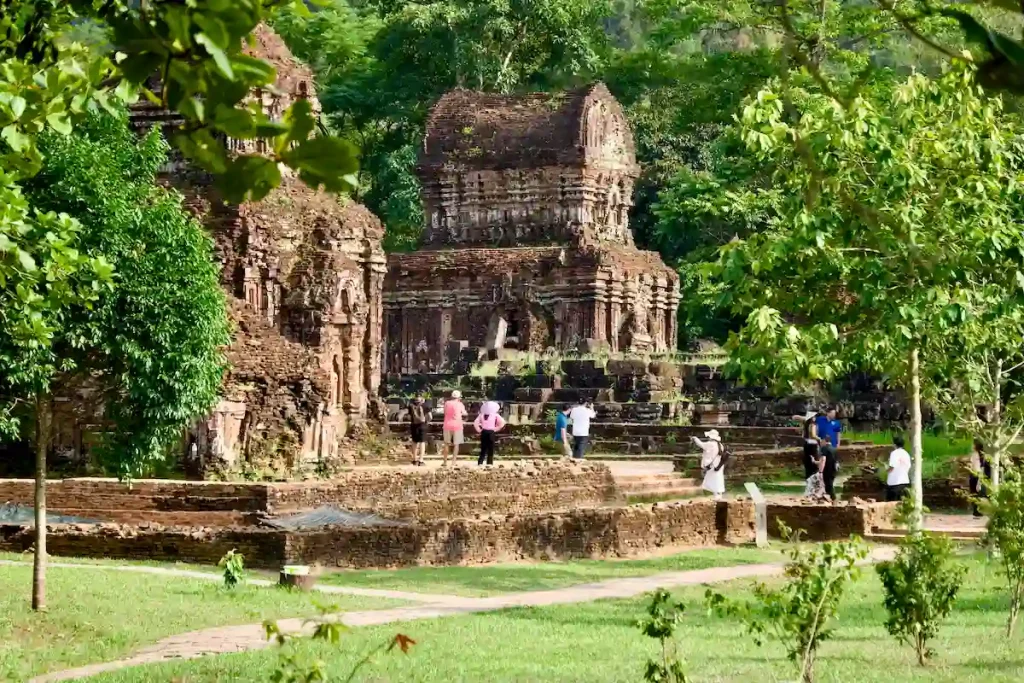 DE FÖRSTA TEMPLEN SKYMTAR FRAM.