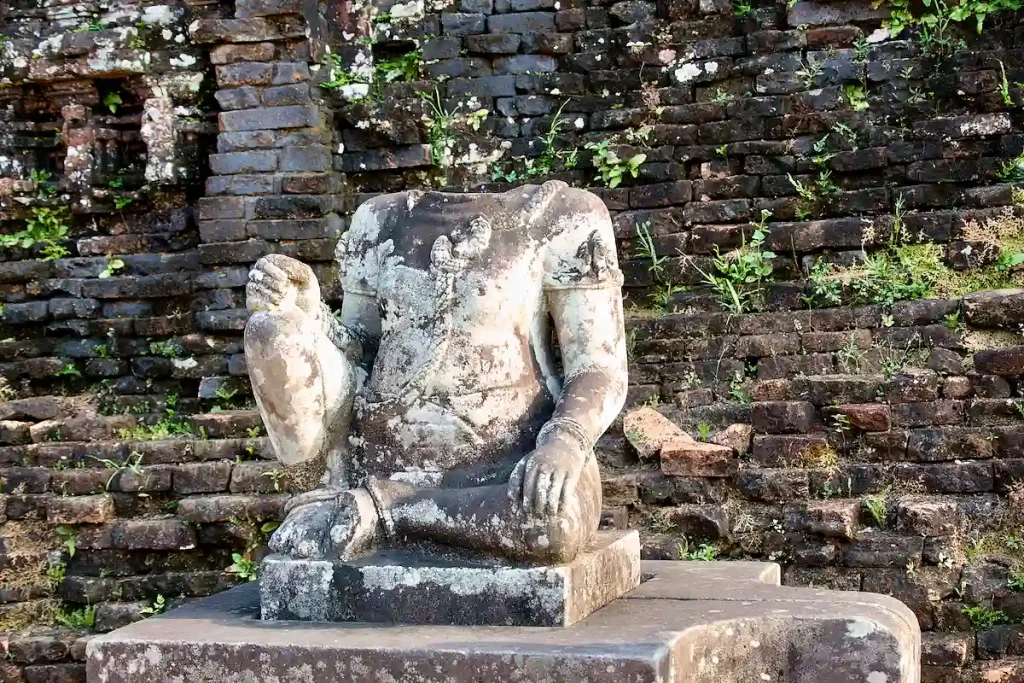 VISHNU UTAN HUVUD. "FEL" GUDAR KUNDE RAMPONERAS NÄR BUDDHISTER TOG ÖVER.