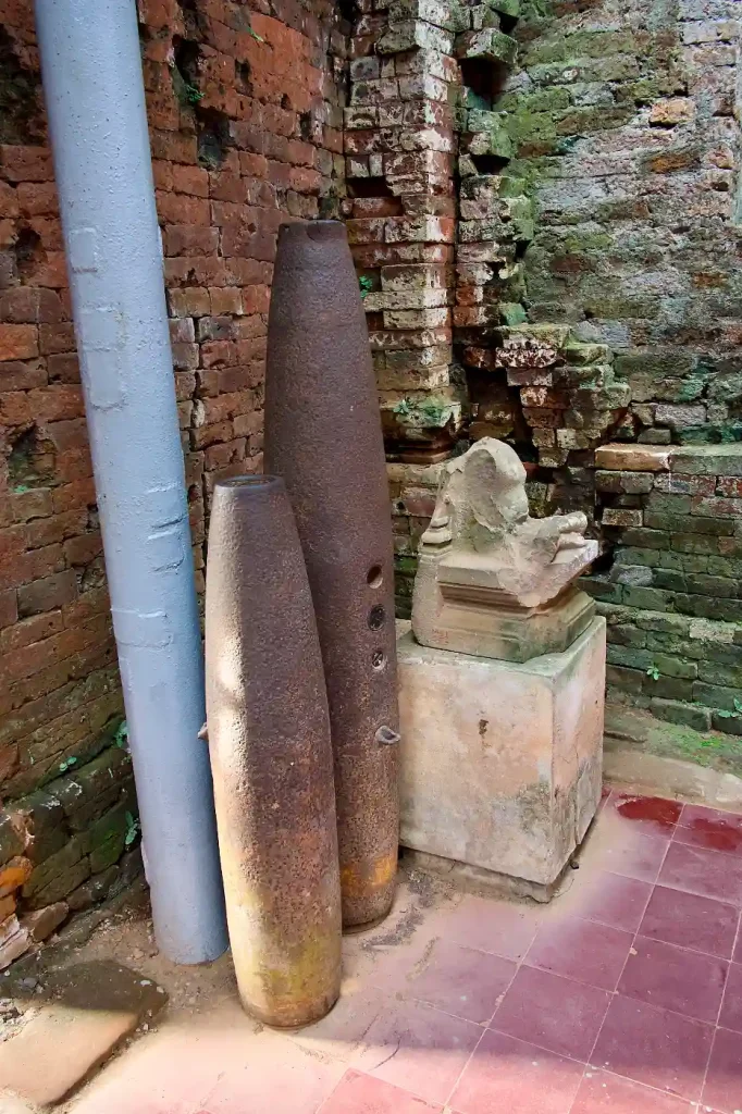 RESTER AV USA-BOMBER SOM HITTATS UNDER RESTAURERINGEN.