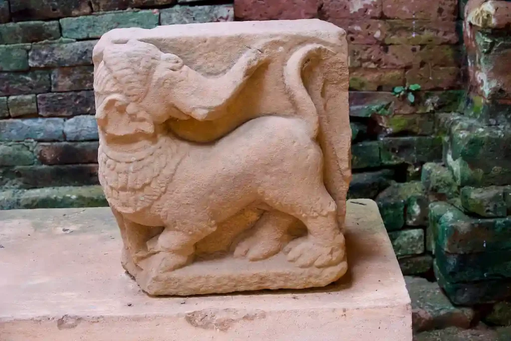 ETT LEJON ATTACKERAR EN ELEFANT