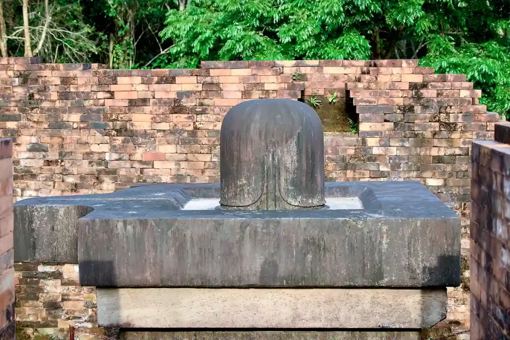 LINGAM OCH YONI I JÄTTEFORMAT.