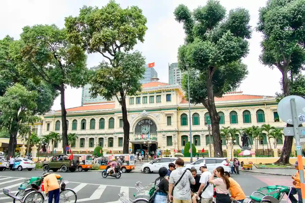 GAMLA POSTKONTORET, RITAT I KOLONIAL STIL AV GUSTAVE EIFFEL.