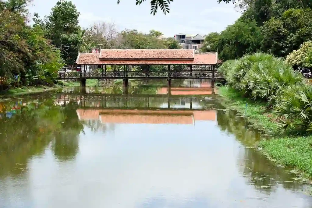 VACKER GÅNGBRO ÖVER FLODEN SIEN REAP RIVER.