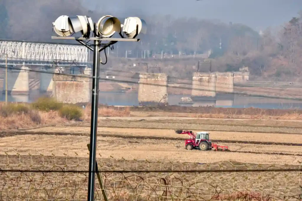 HIT MEN INTE LÄNGRE! VID DEN CIVILA KONTROLLZONEN. MEN TRAKTORN HAR TILLSTÅND.