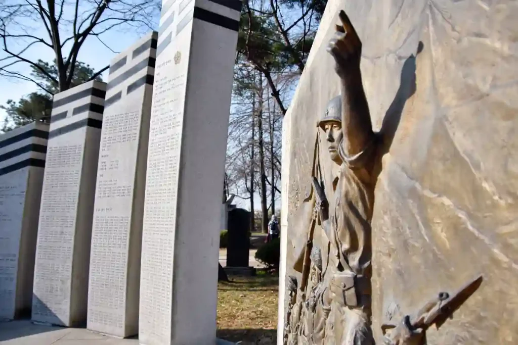 MONUMENT ÖVER KRIGET.