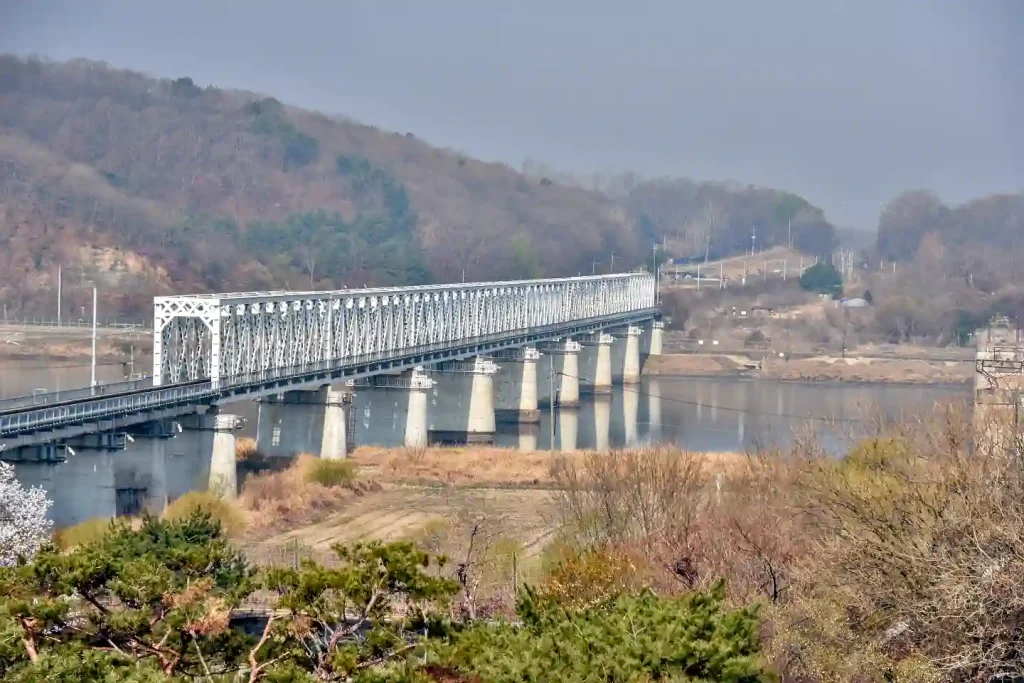 FORTSÄTTNINGEN AV FREEDOM BRIDGE. EFTER BRON ÄR SPÅREN RIVNA.