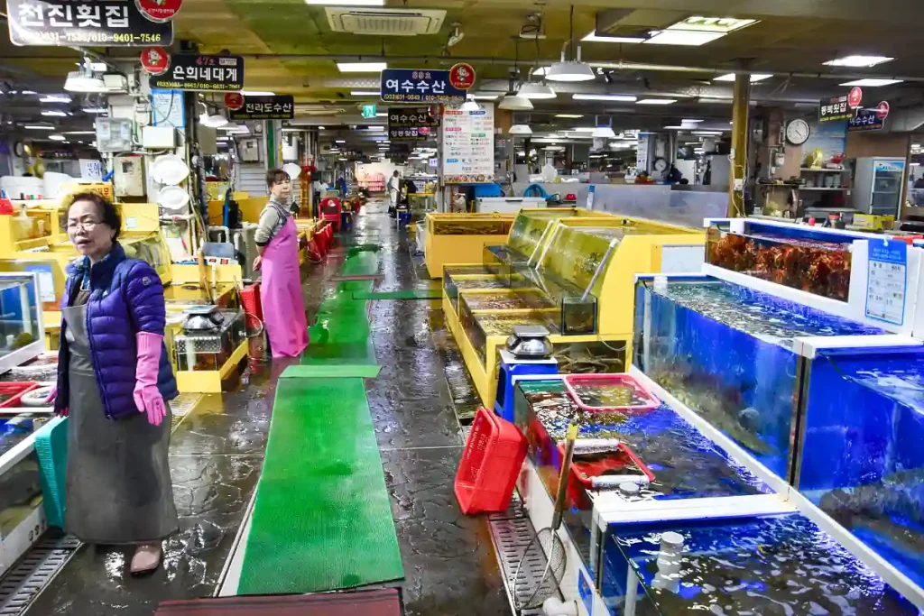 EN DEL AV DEN STORA FISKMARKNADEN.