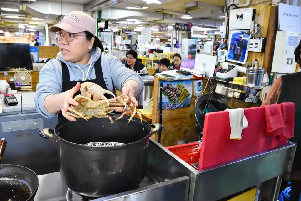 KRABBA PÅ VÄG ATT BLI KOKT.