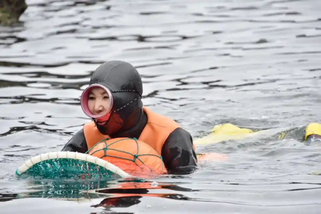 PÅ VÄG HEM MED FÅNGSTEN I EN NÄTKORG.