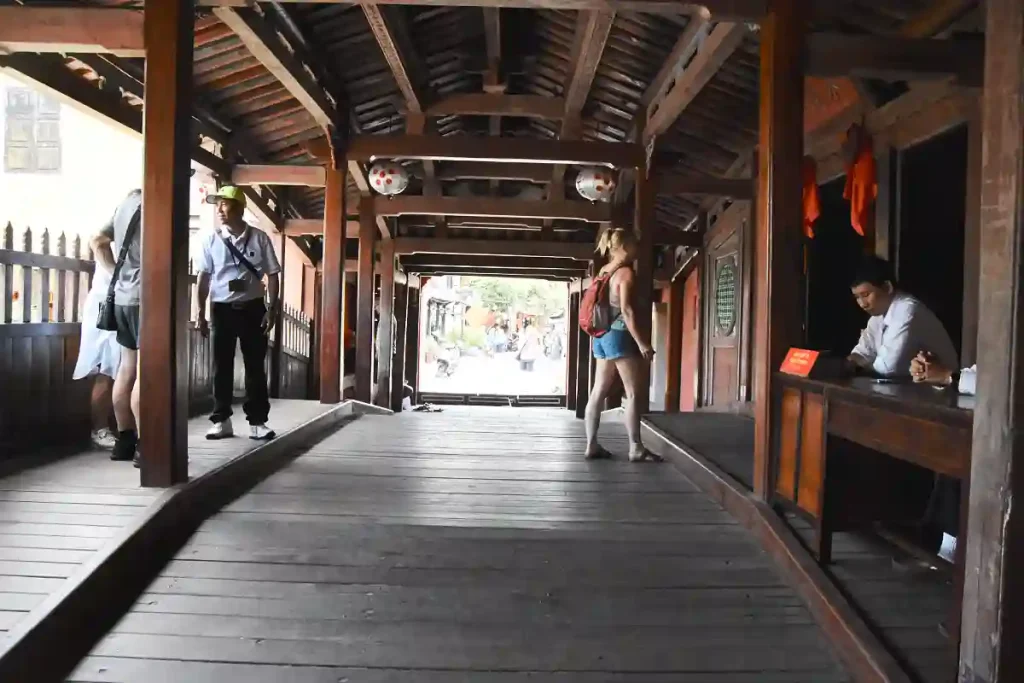 INUTI DEN JAPANSKA BRON