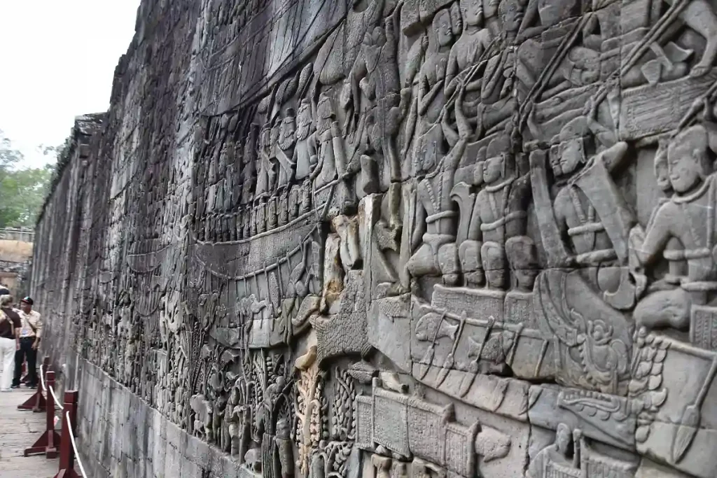 RELIEFER VID BAYON, BESKRIVER STRIDER MELLAN KHMER- OCH CHAMFOLKEN.