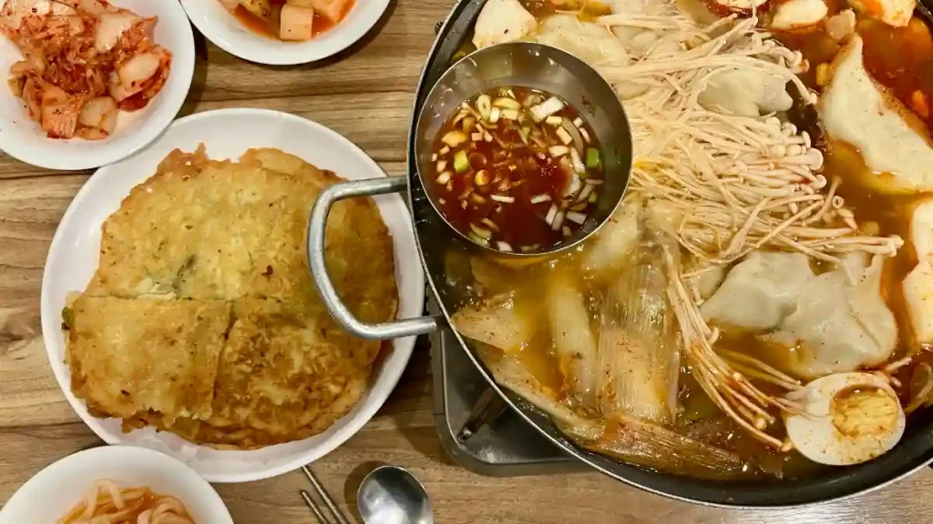 BINDAETTOK TILL VÄNSTER OCH HOTPOT TILL HÖGER